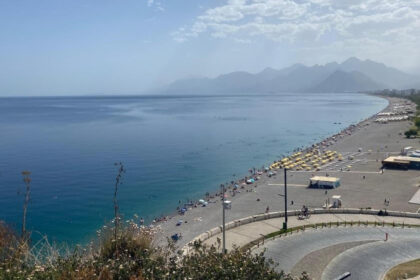 Termometreler 46 dereceyi gösterdi: Antalya'da sahiller boşaldı