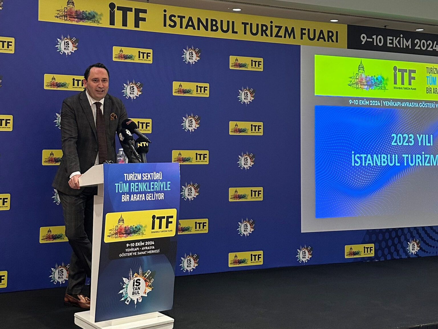 2023 Rakamları ve Beklentiler 2023 yılında 160 ülkeden 1 milyon 538 bin 643 kişinin sağlık hizmeti almak için Türkiye’ye geldiğini belirten Dream Project Yönetim Kurulu Üyesi ve CEO’su Volkan Ataman, bu sektörden 3 milyar doların üzerinde gelir elde edildiğini kaydetti. Sağlık turizmi sektörünün bu yılın ilk çeyreğinde geçen yılın aynı dönemine göre kişi sayısını yüzde %20 artırdığını belirten Ataman, “İlk üç ayda 428 bin 72 hastaya sağlık hizmeti verildi ve sektörden 850 bin dolar gelir elde edildi” dedi.