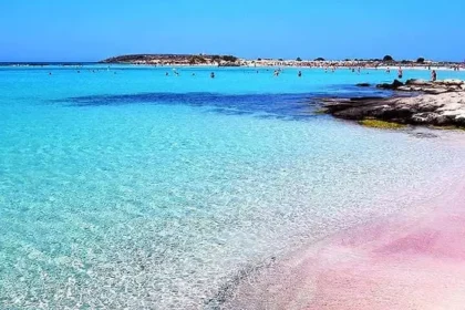 Yunanistan’da Aşırı Kalabalıklaşan Plajlara Şezlong Yasağı